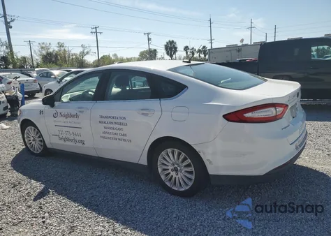 2015 Ford Fusion S Hybrid z USA, uszkodzony, nr VIN 3FA6P0UU1FR106216